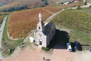 Vue aérienne de la chapelle de la Madone à Fleurie