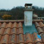 Vue par drone inspecter l'étanchéité d'une cheminée